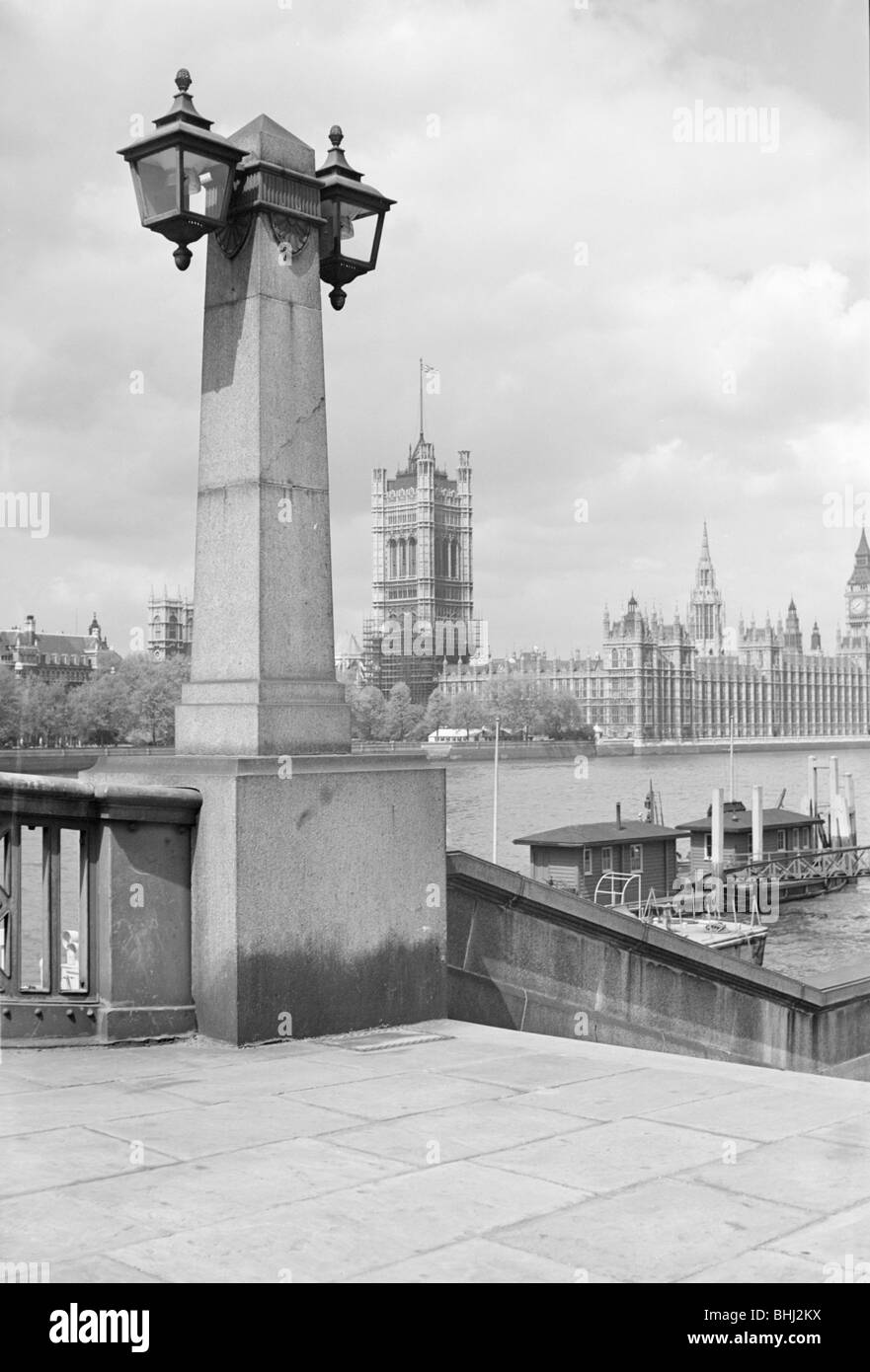 Blick über den Fluss Themse in Richtung der Palace of Westminster, London, c1945-c1965. Künstler: SW Rawlings Stockfoto