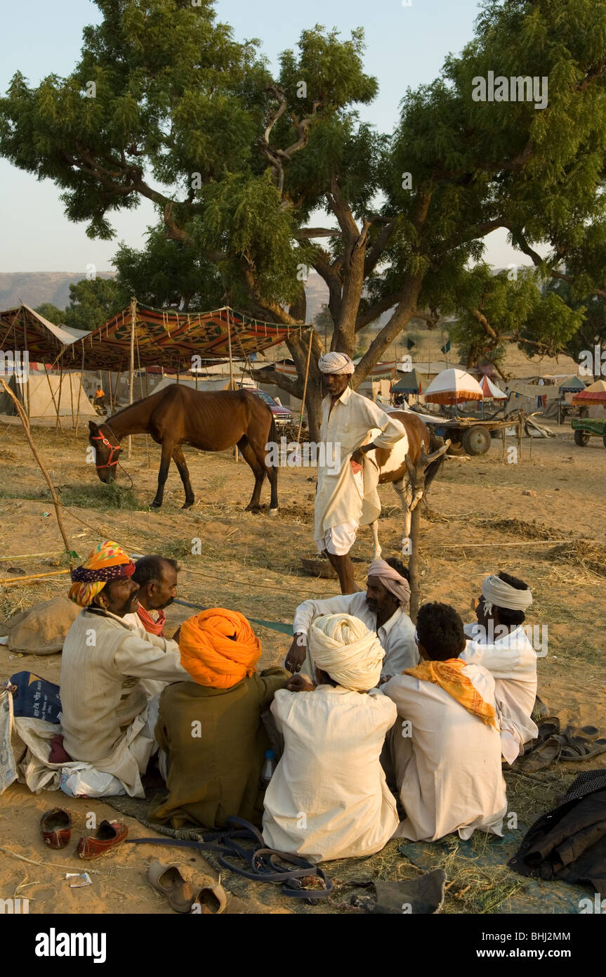Pushkar während der Messe Pushkar, Rajasthan, Indien. Kamel Händler am Vieh Teil der Messe. Stockfoto