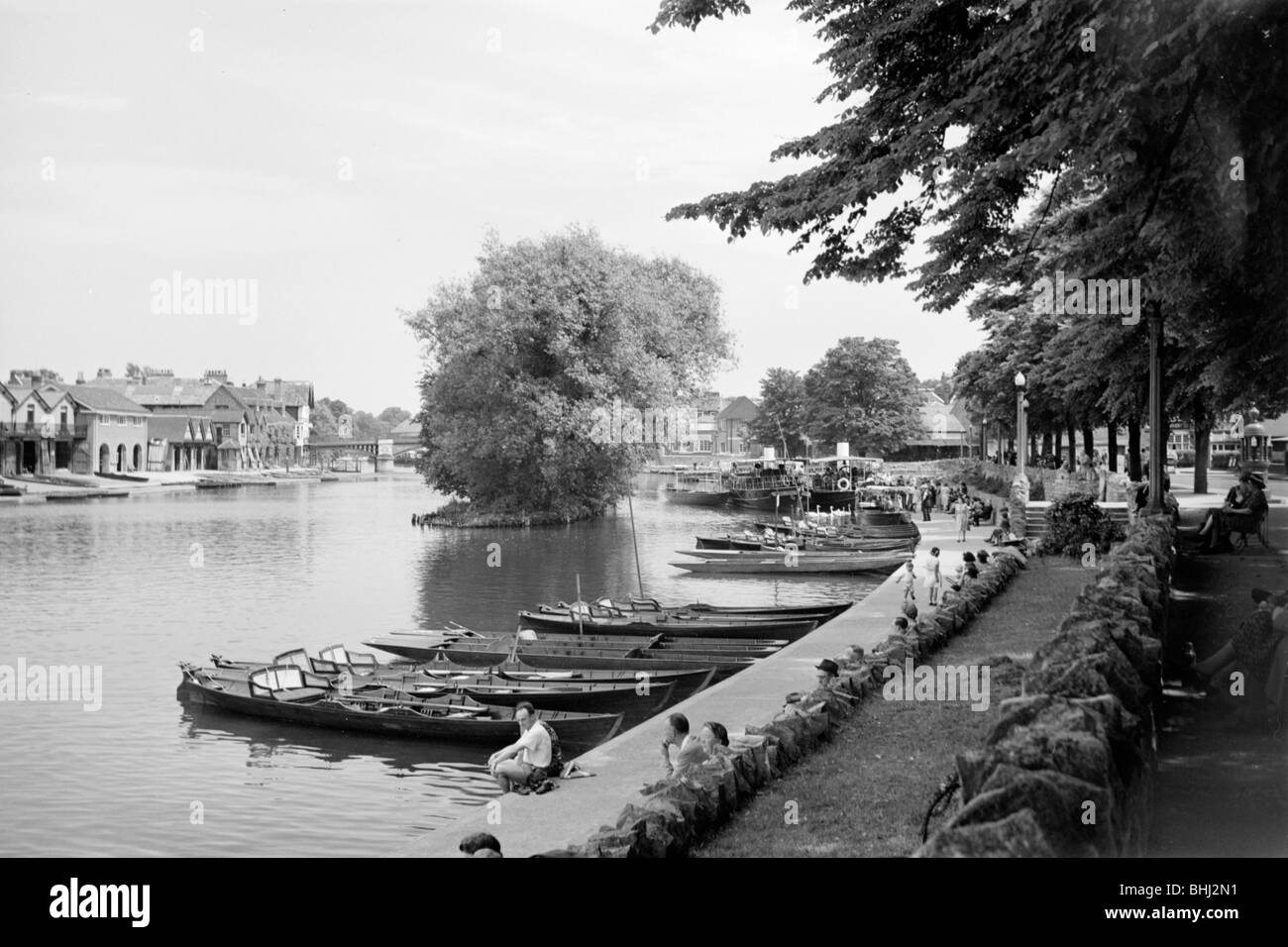 Menschen, die täglich an der Themse in Windsor, Berkshire, c1945-c1965 genießen. Künstler: SW Rawlings Stockfoto