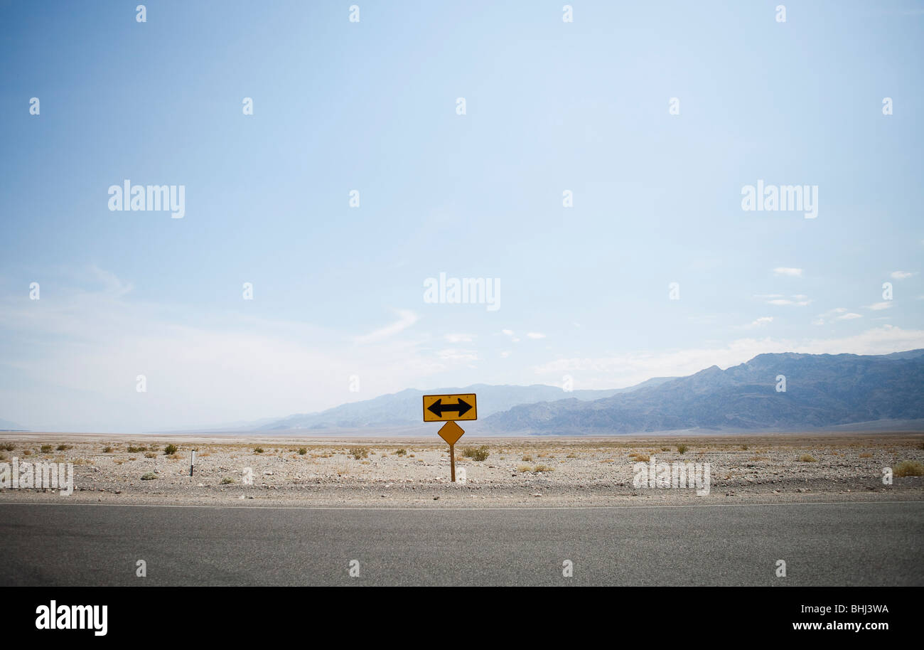 Links oder rechts drehen Zeichen am Ende der Straße Stockfoto