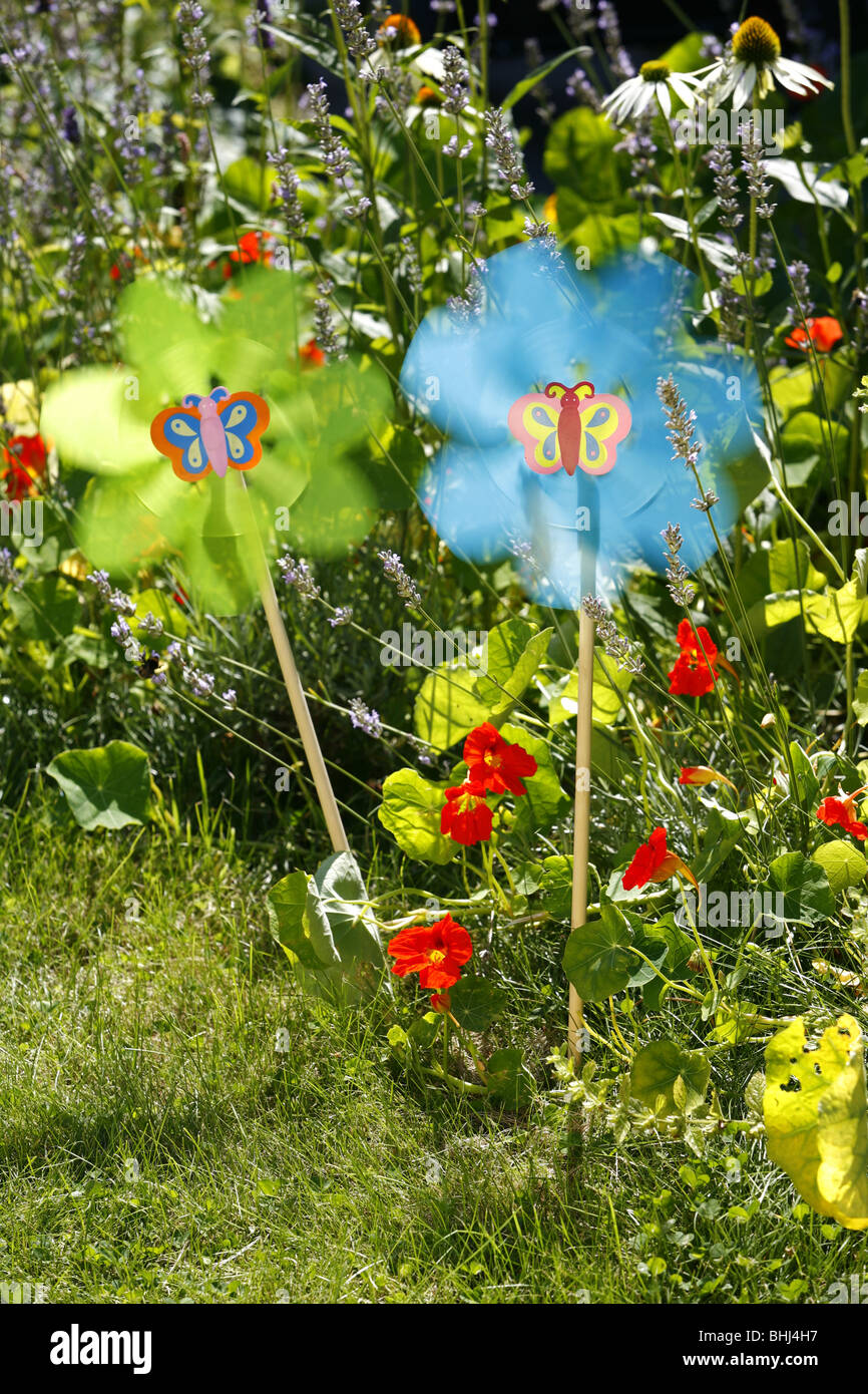 Spielzeug-Blumen in einem Garten Stockfoto