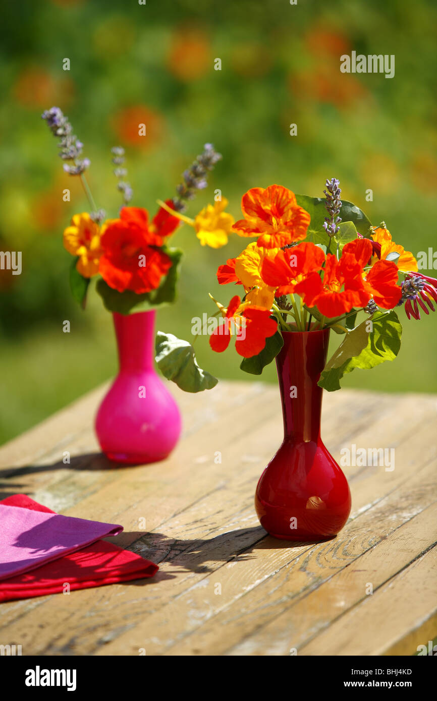 Blumen auf dem Tisch Stockfoto