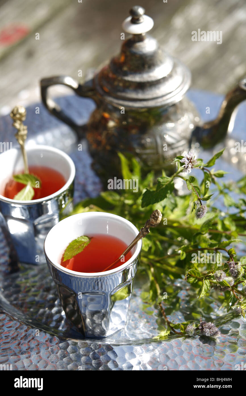 Tee-Set auf einem Holztisch Stockfoto