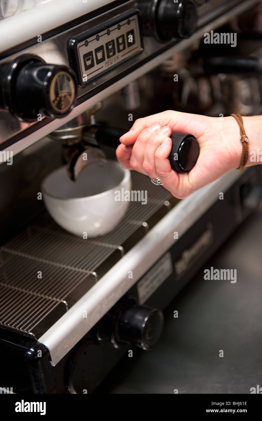 Zubereitung von Kaffee aus Espresso Maschine Stockfoto