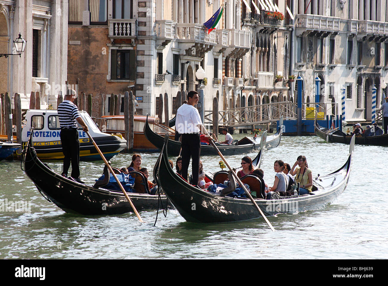 Touristen nach Venedig genießen eine Gondel Fahrt entlang des Canal Grande... Italien Stockfoto