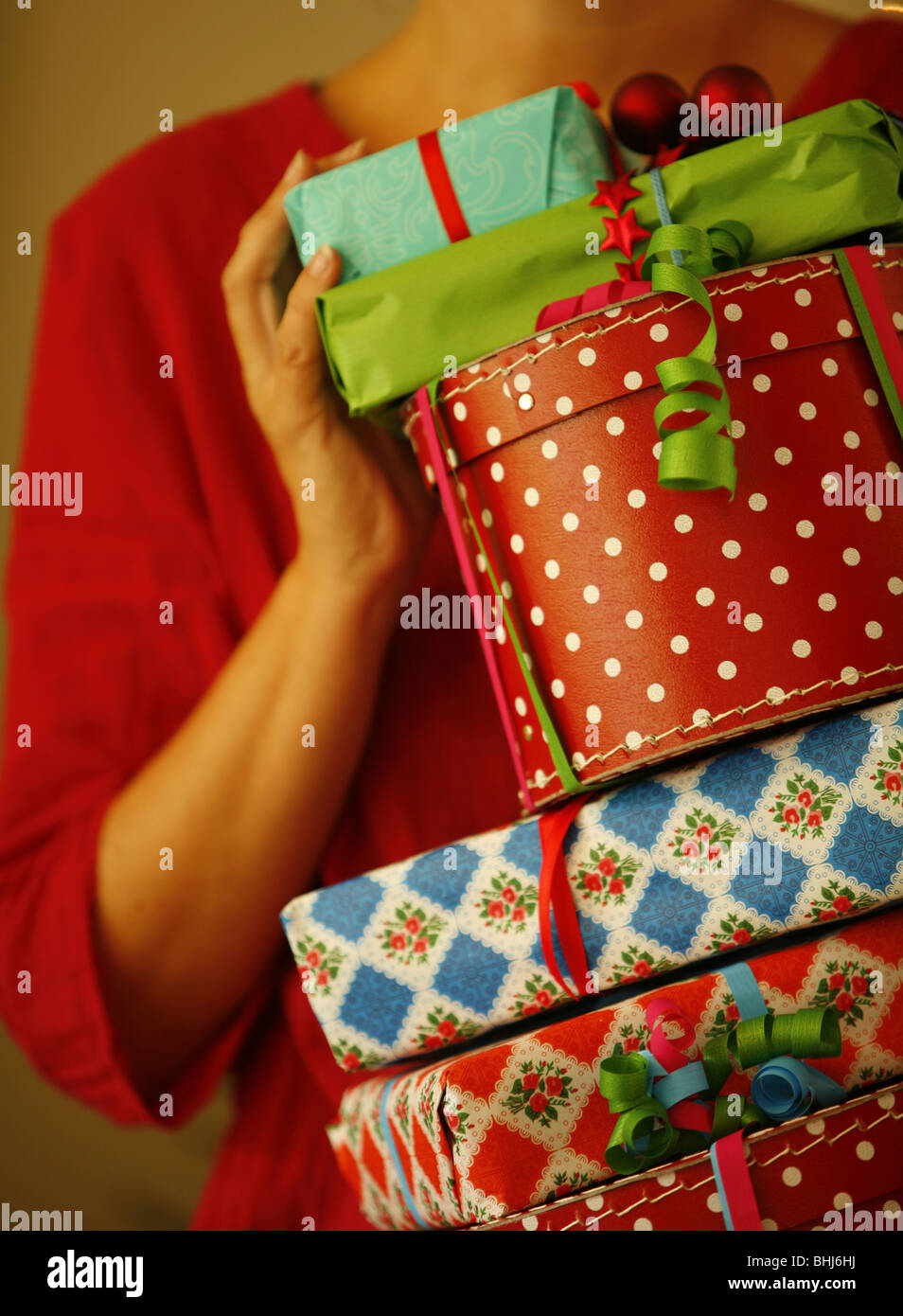 Eine Frau hält Weihnachten präsentiert Stockfoto