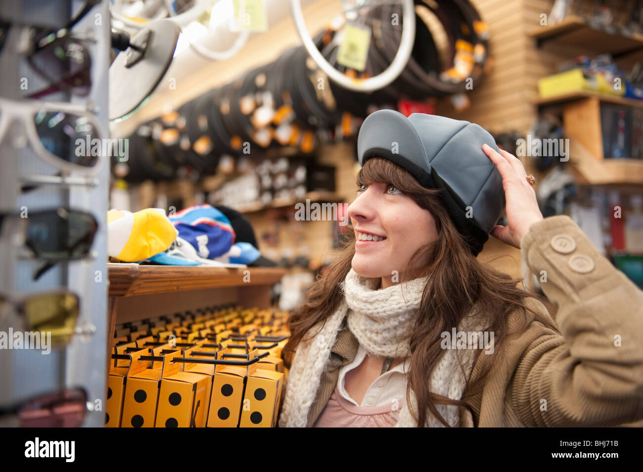 Frau im Bike Store einkaufen Stockfoto