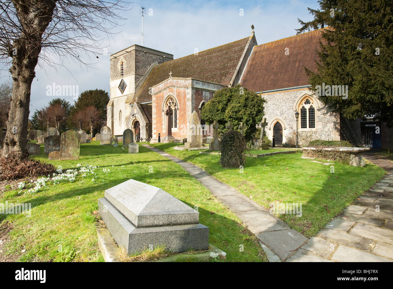 Str. Marys Kirche und Schneeglöckchen in Kintbury, Berkshire, Großbritannien Stockfoto