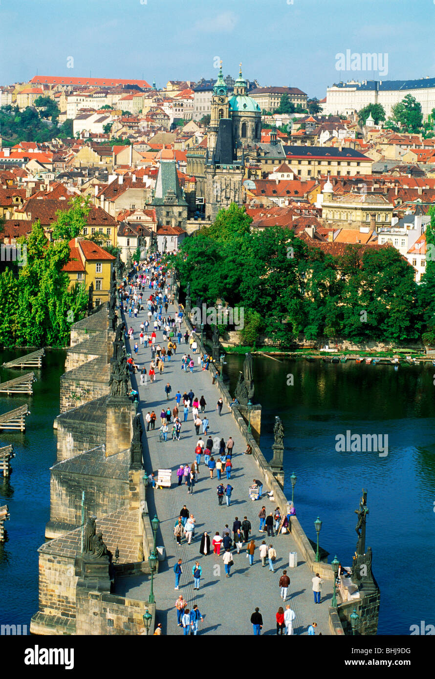 Menschen, die Überquerung der Karlsbrücke über die Moldau in Prag Stockfoto