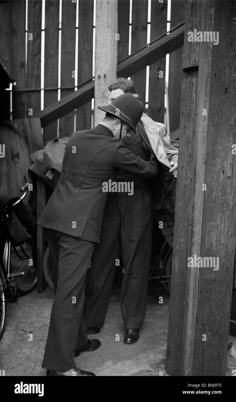 Suche von einem Polizisten, c1945-c1965. Künstler: SW Rawlings Stockfoto