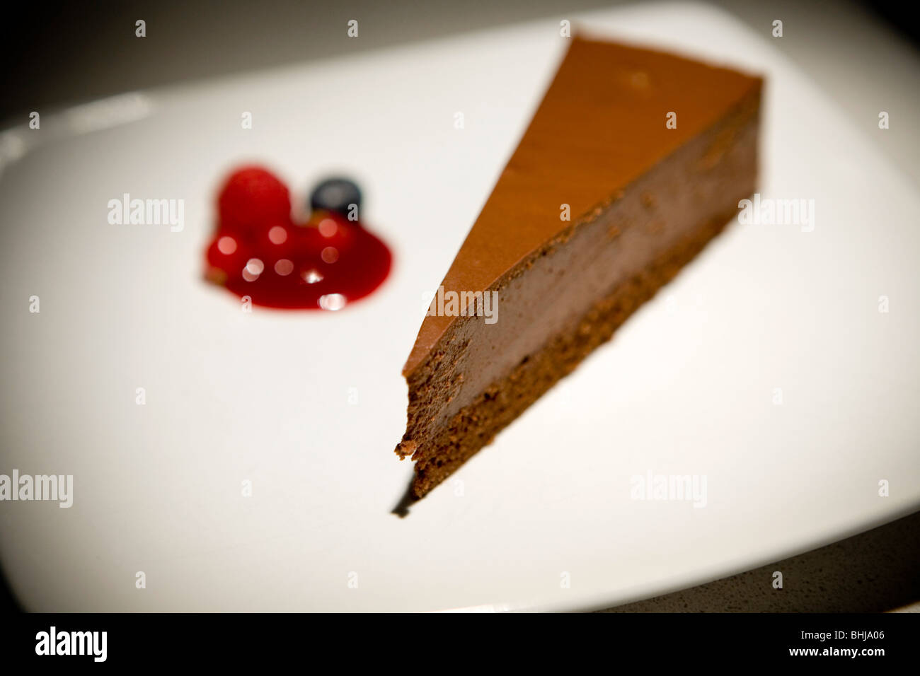 Mousse au Chocolat Kuchen mit Himbeer-coulis Stockfotografie - Alamy