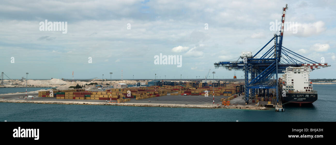 Panoramablick auf Hafen von Freeport, Grand Bahama Island, Bahamas zeigt die Ladung Terminalanlagen in Betrieb. Stockfoto