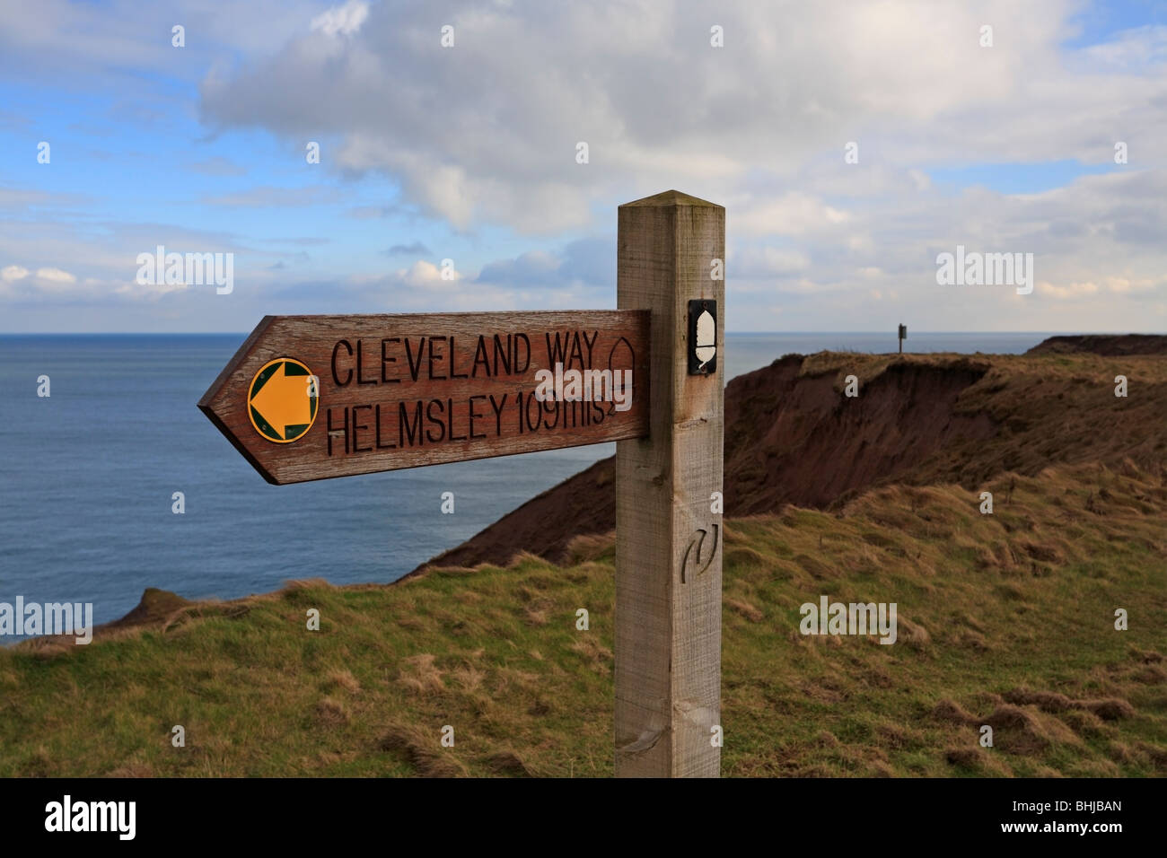 Cleveland Way National Trail Wegpunkt auf Filey Brigg, Filey, North Yorkshire, England, UK. Stockfoto