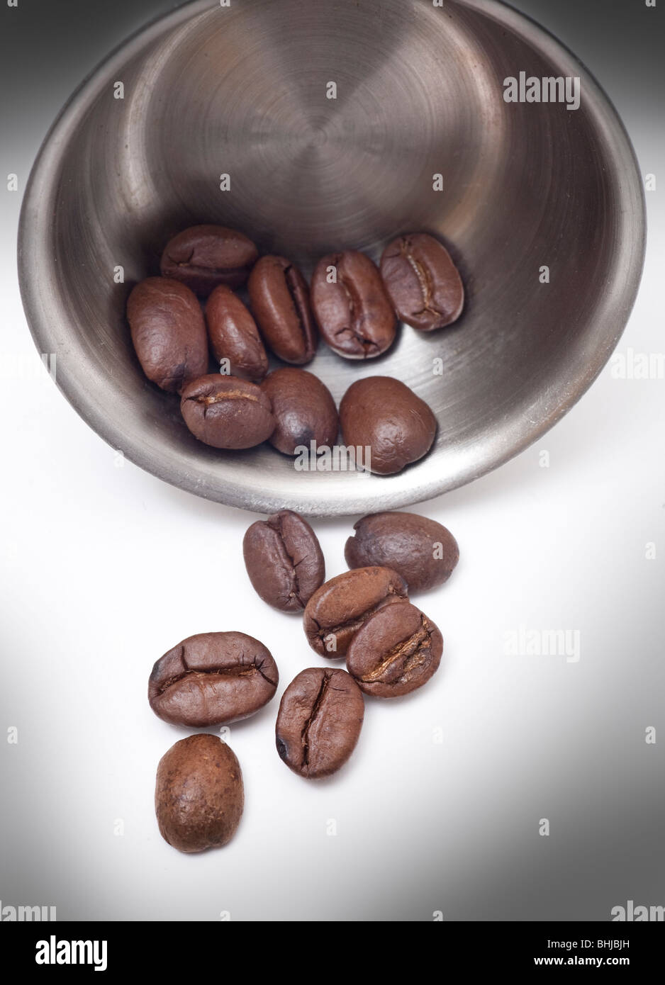 Geröstete Kaffeebohnen in eine Metallschale Stockfoto