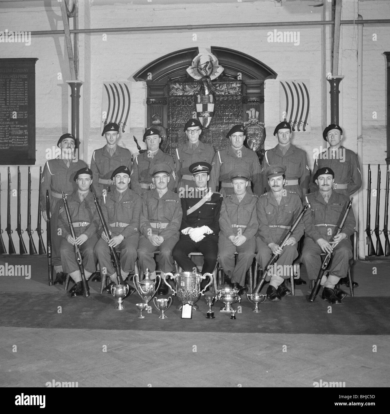 Soldaten und ihr Offizier vor der Honourable Artillery Company Kriegerdenkmal, c1945-c1965. Künstler: SW Rawlings Stockfoto