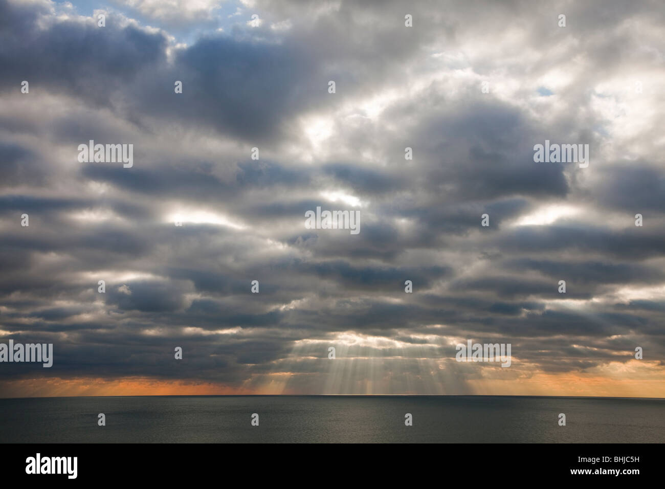 Gewitterhimmel Sea Scape mit Sonnenstrahlen durch die Wolken, Stockfoto