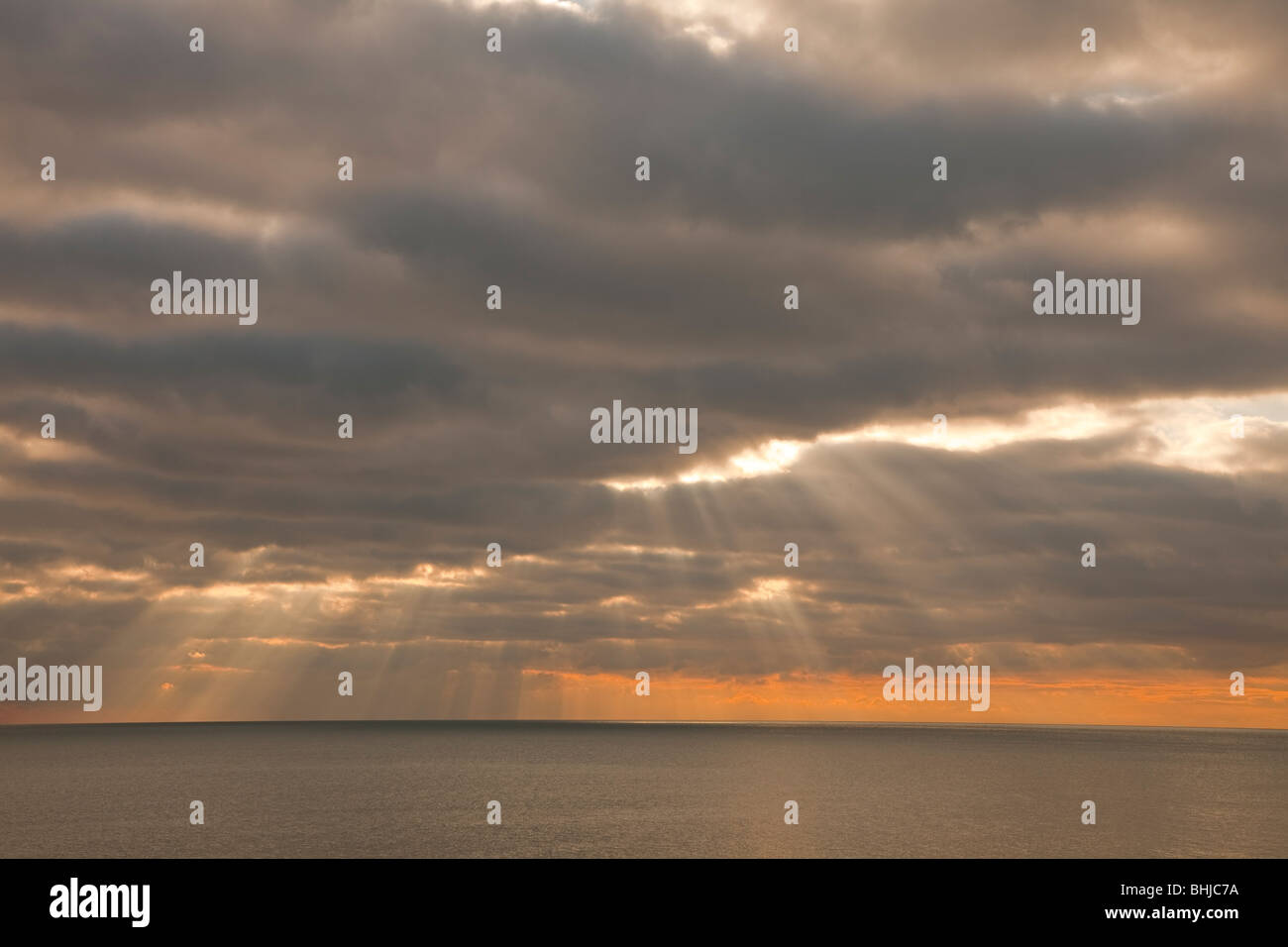 Gewitterhimmel Sea Scape mit Sonnenstrahlen, die Abendsonne durch die Wolken, streaming Stockfoto