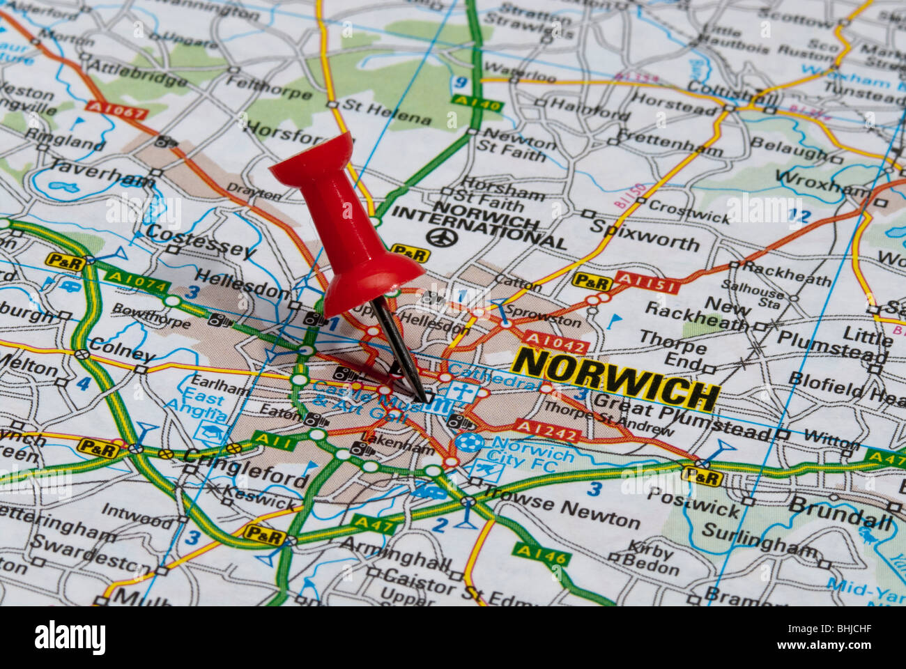 rote Karte Pin im Fahrplan auf Stadt Norwich Stockfoto