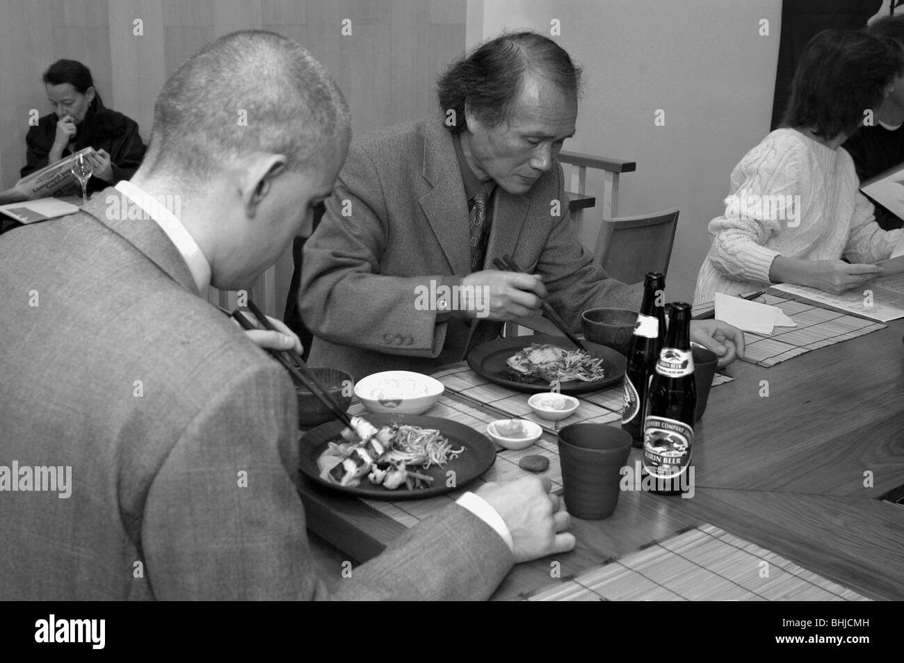 PARIS, Frankreich - Business Personen Speisen, innen japanisches Restaurant, "Azabu" Stockfoto