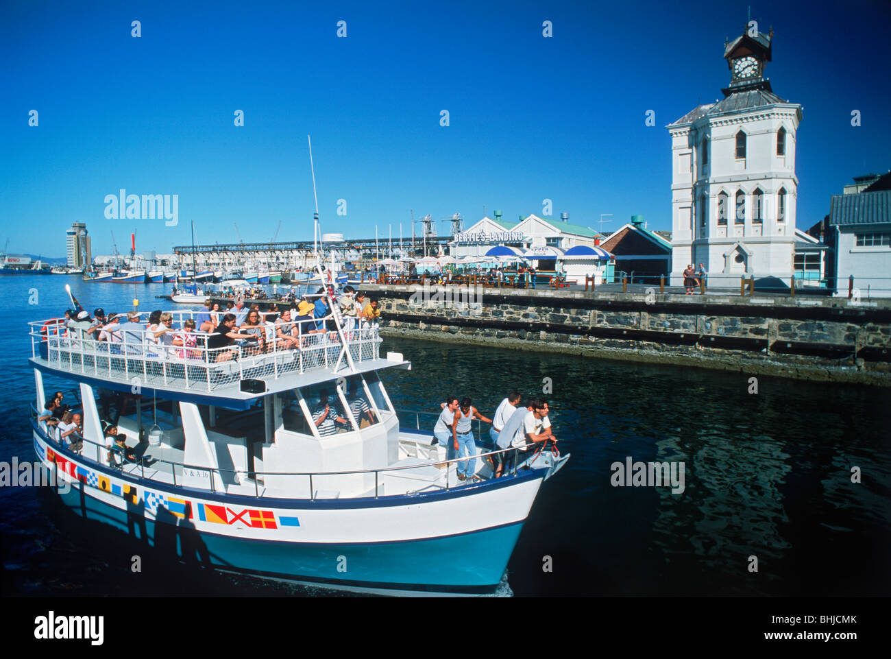 Ausflugsschiff mit Touristen bereisen Victoria Basin in Kapstadt, Südafrika Stockfoto