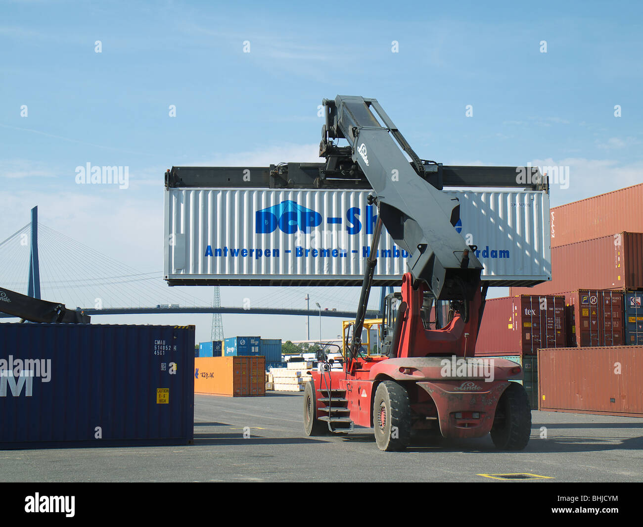 Container-Versand im Container Packing Center, Tollerort im Hafen von Hamburg, Deutschland. Stockfoto