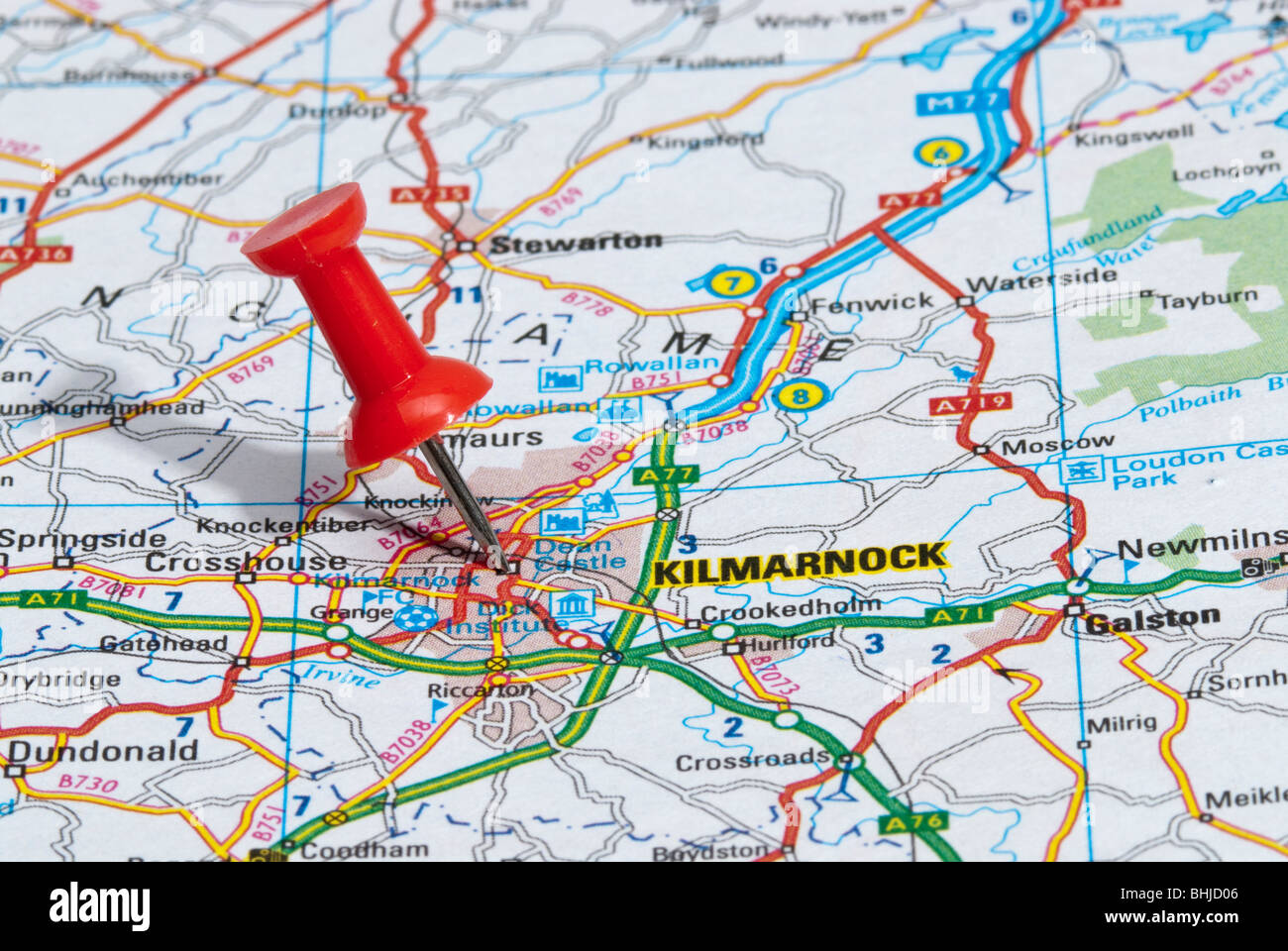 rote Karte Pin im Fahrplan auf der Stadt von Kilmarnock Stockfoto