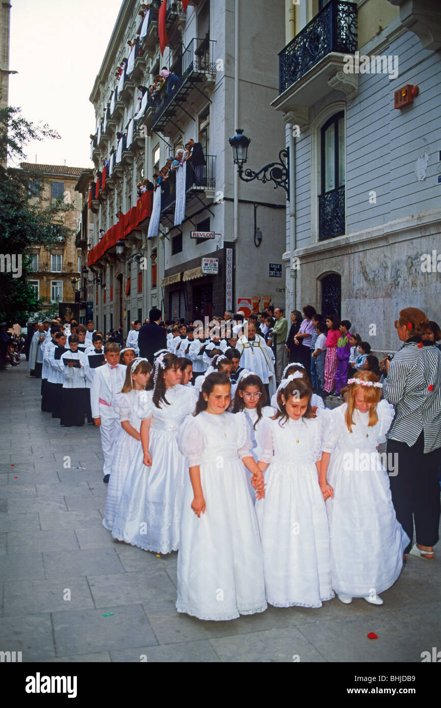 Junge Mädchen auf der Straße in Valencia, Spanien tragen traditionelle Kleidung in Religion Prozession während Fronleichnam feiern Stockfoto