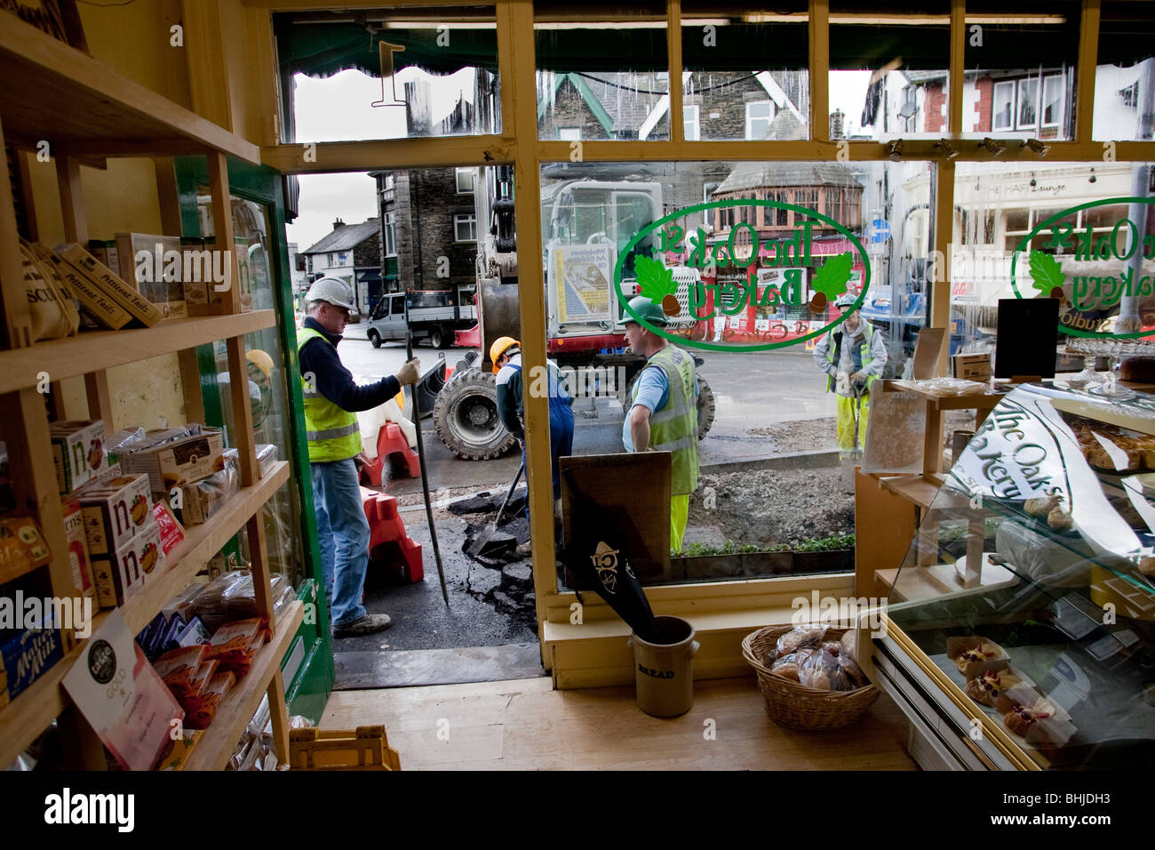 Geschäft funktioniert wie gewohnt - Straße außerhalb shop Stockfoto
