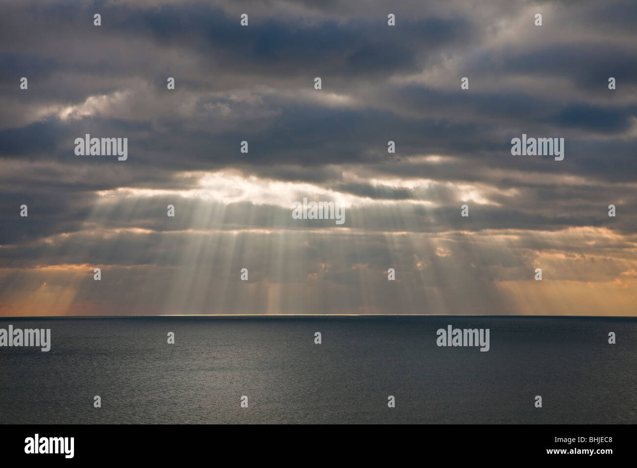 Gewitterhimmel Sea Scape mit Sonnenstrahlen durch die Wolken, Stockfoto