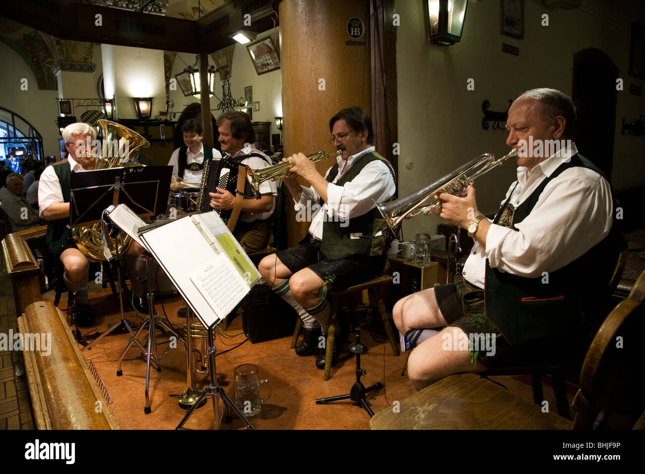 Traditionelle bayerische Musik und Atmosphäre im Hofbräuhaus am Platzl. München, Deutschland Stockfoto