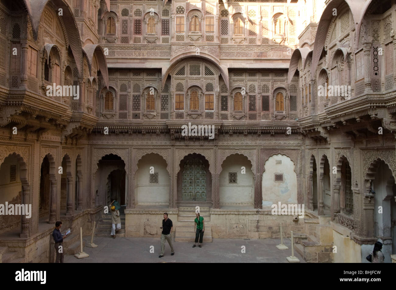 Meharangarh Fort (Jodhpur Fort), dominiert die Stadt Jodhpur aus seiner Lage hoch auf einen Buff mit Blick auf sie, Rajasthan, Indien Stockfoto