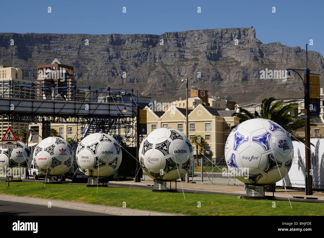 Cape Town Südafrika WM 2010 Veranstaltungsort Oversize Fußbälle in der Stadt, überragt vom Tafelberg Stockfoto