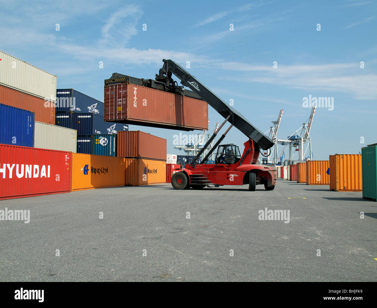 Container-Versand im Container Packing Center, Tollerort im Hafen von Hamburg, Deutschland. Stockfoto