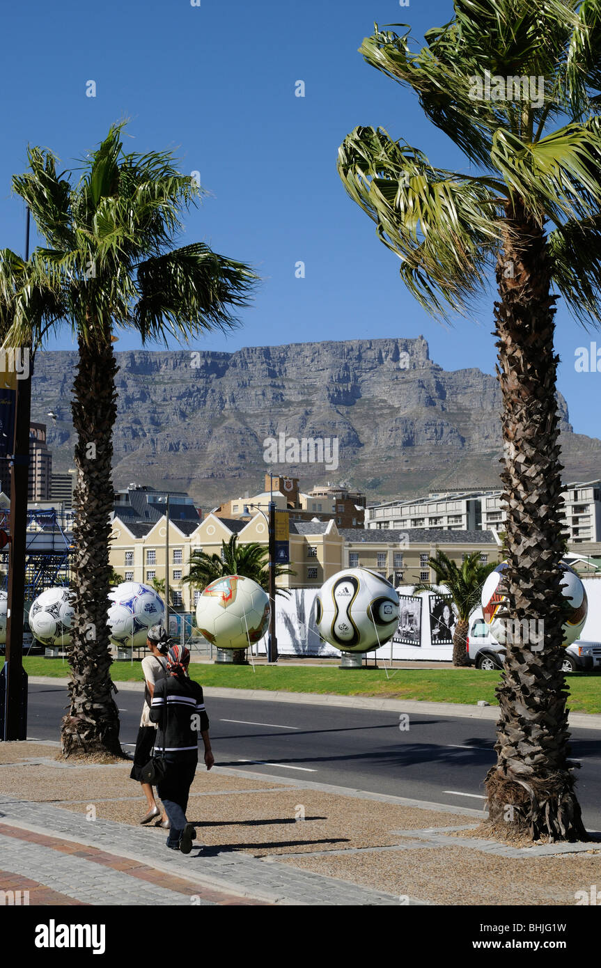 Cape Town Südafrika WM 2010 Veranstaltungsort Oversize Fußbälle in der Stadt, überragt vom Tafelberg Stockfoto