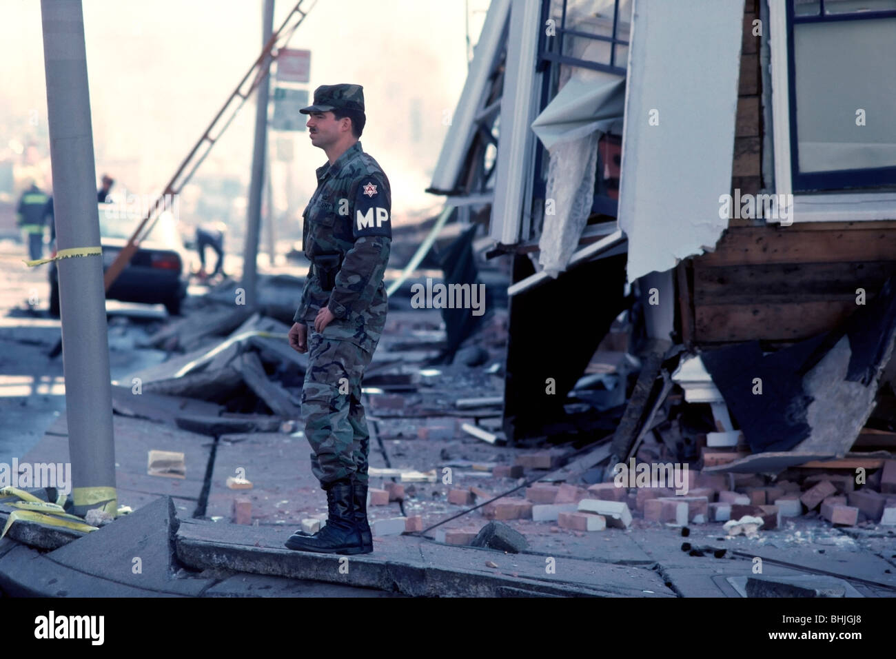 Militärpolizist vor einem beschädigten Gebäude im Stadtteil Marina nach dem Loma-Prieta-Erdbeben 1989 Stockfoto