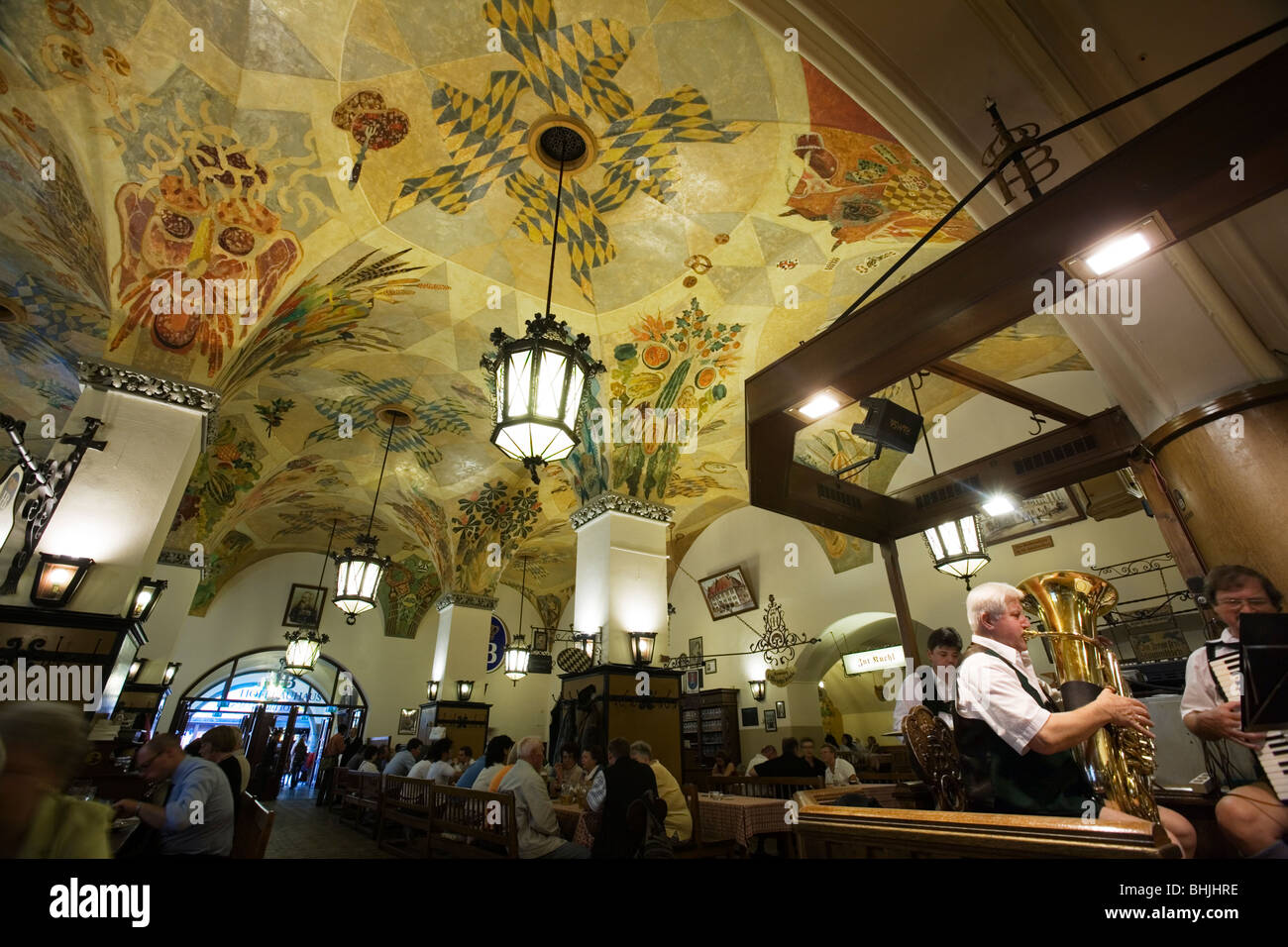 Traditionelle bayerische Musik und Atmosphäre im Hofbräuhaus am Platzl. München, Deutschland Stockfoto