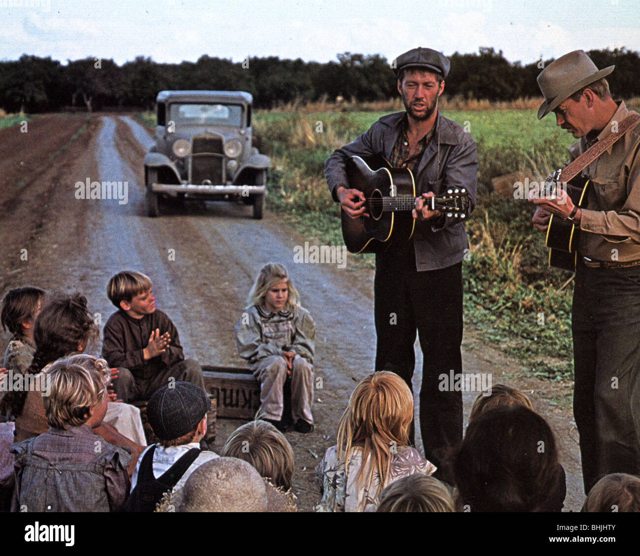GEBUNDEN für Ruhm 1976 UA film mit David Carradine (Mitte) als Woody Guthrie und Ronny Cox auf der rechten Seite Stockfoto