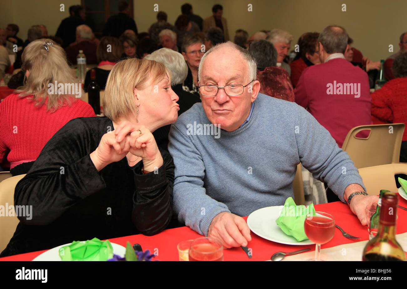 Älteres paar romancing einander. Stockfoto