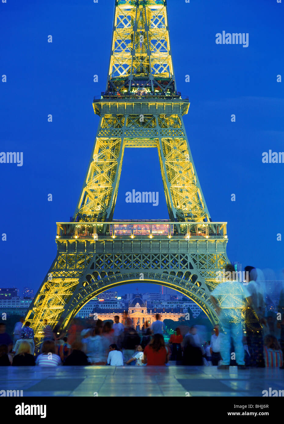 Touristen unter dem Eiffelturm, Trocadero, in der Nacht in Paris, Frankreich Stockfoto