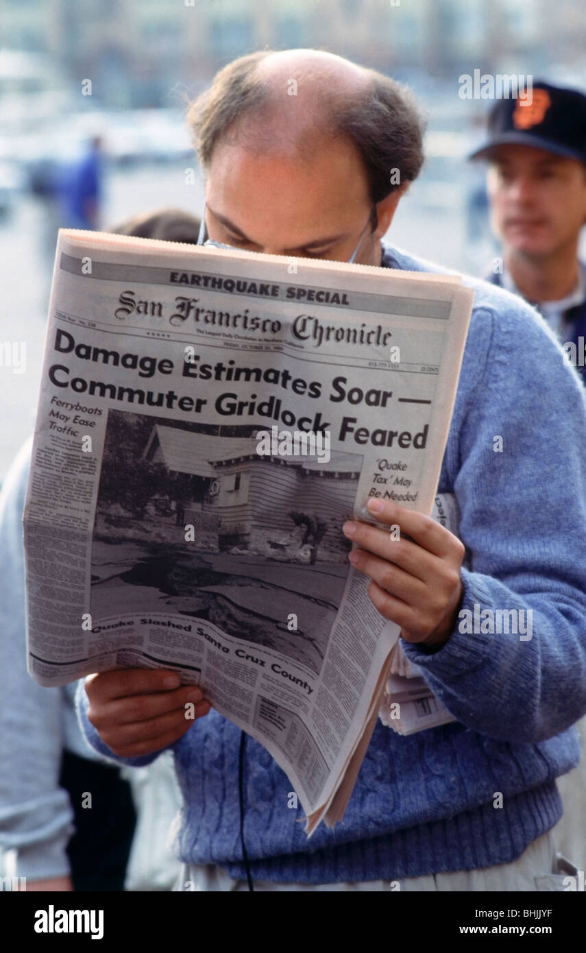 Mann liest der San Francisco Chronicle in einem Rot-Kreuz-Zentrum im Stadtteil Marina nach der San-Francisco-Erdbeben von 1989 Stockfoto