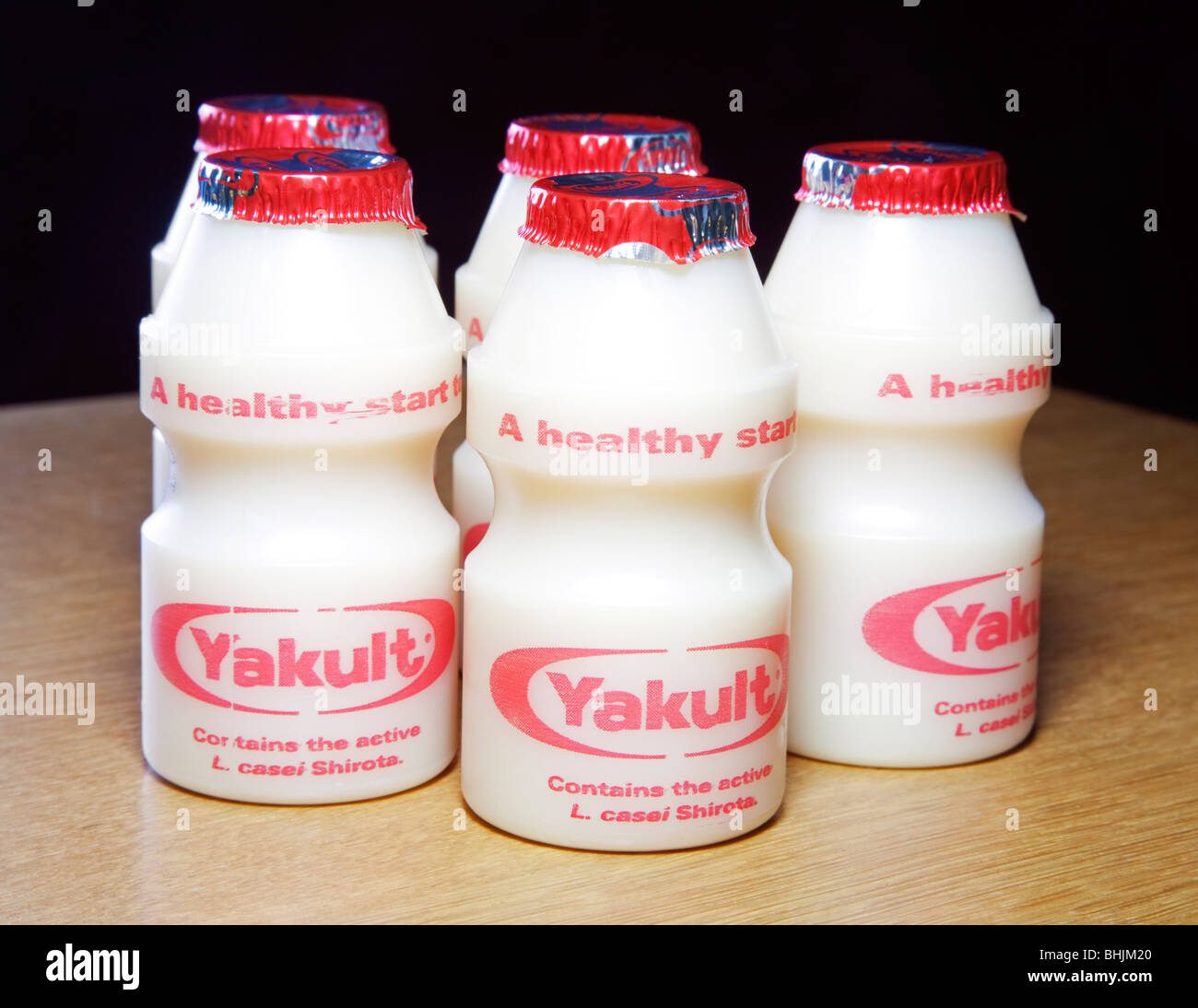 Flaschen von Yakult probiotische Milch zu trinken. Stockfoto