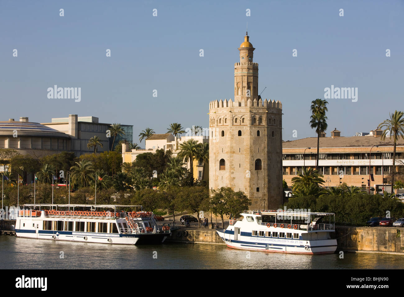 Blick über den Fluss Guadilquivir in Richtung Torre del Oro, Sevilla, Andalusien, Spanien Stockfoto