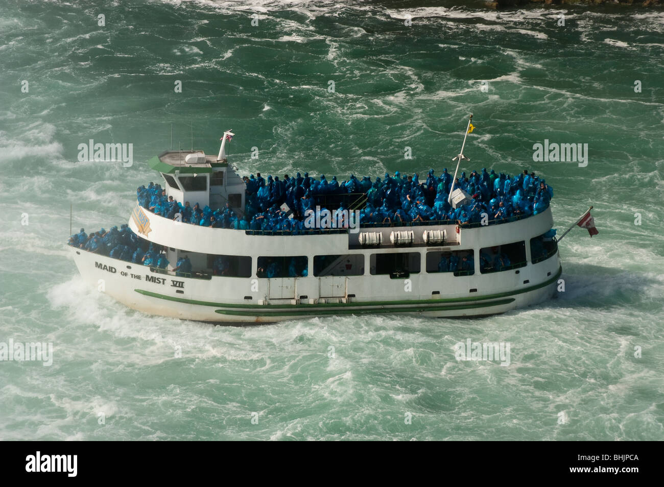 Dienstmädchen in den Nebel Touristenboot am Niagara river Stockfoto