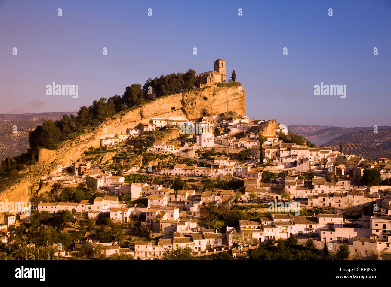 Spanien Andalusien Montefrio Blick über Stadt im goldenen Morgenlicht Stockfoto