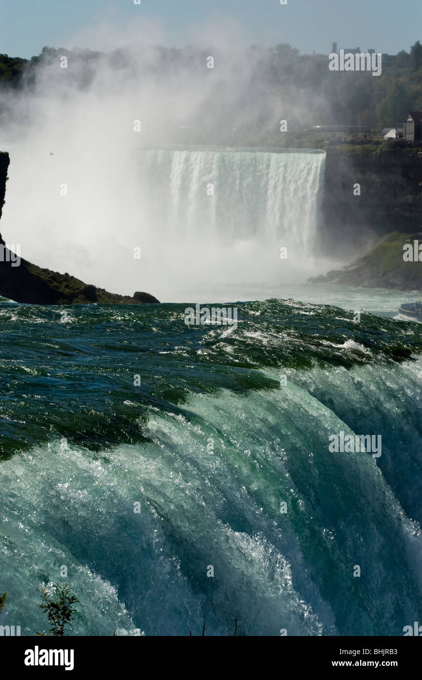 American Falls mit Hufeisenfälle im Hintergrund, Niagara Falls State Park, NY, USA Stockfoto