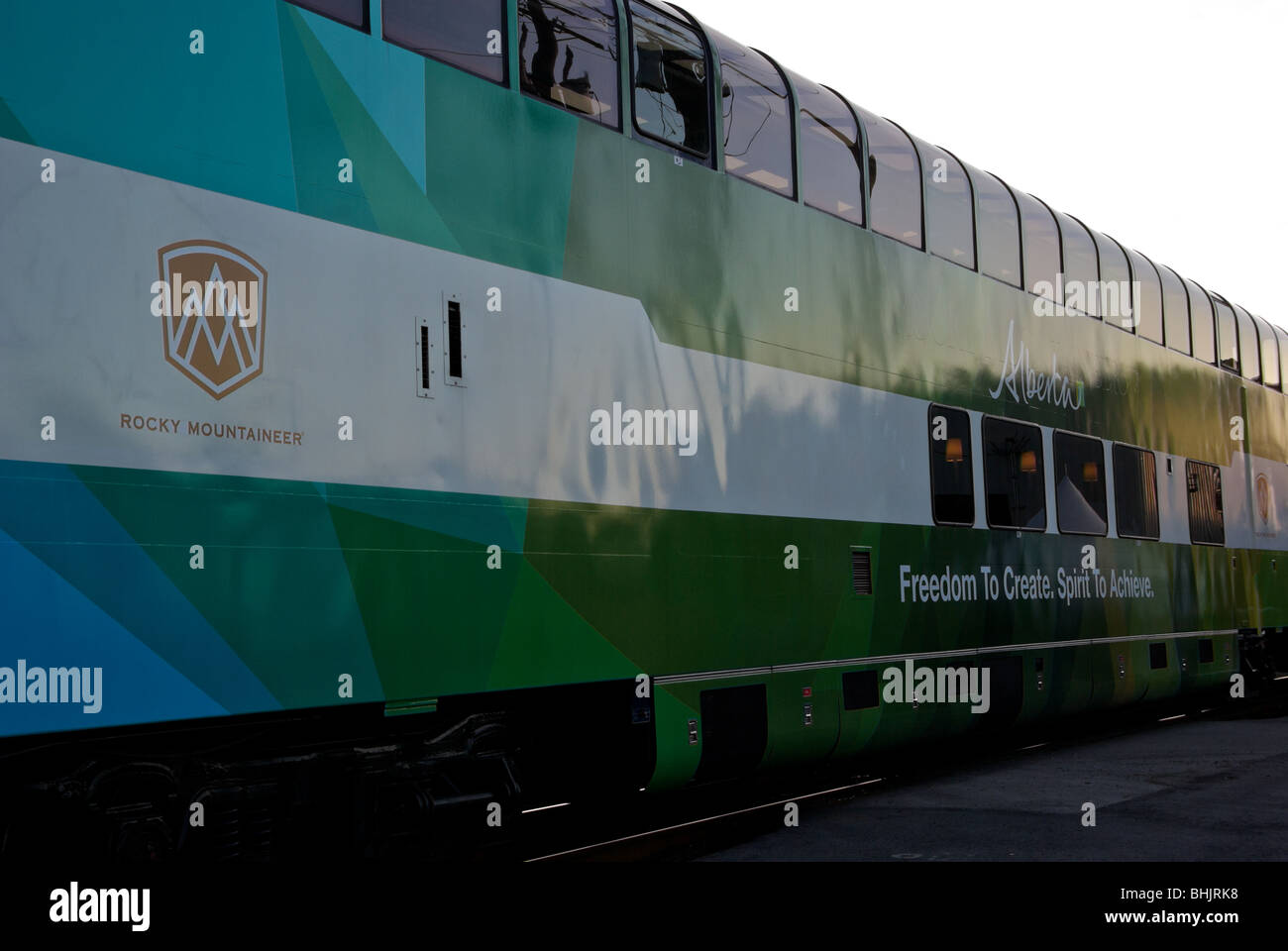 Rocky Mountaineer Kuppel Pkw in North Vancouver Bahnhof während der Olympischen Winterspiele 2010 in der Abenddämmerung Stockfoto