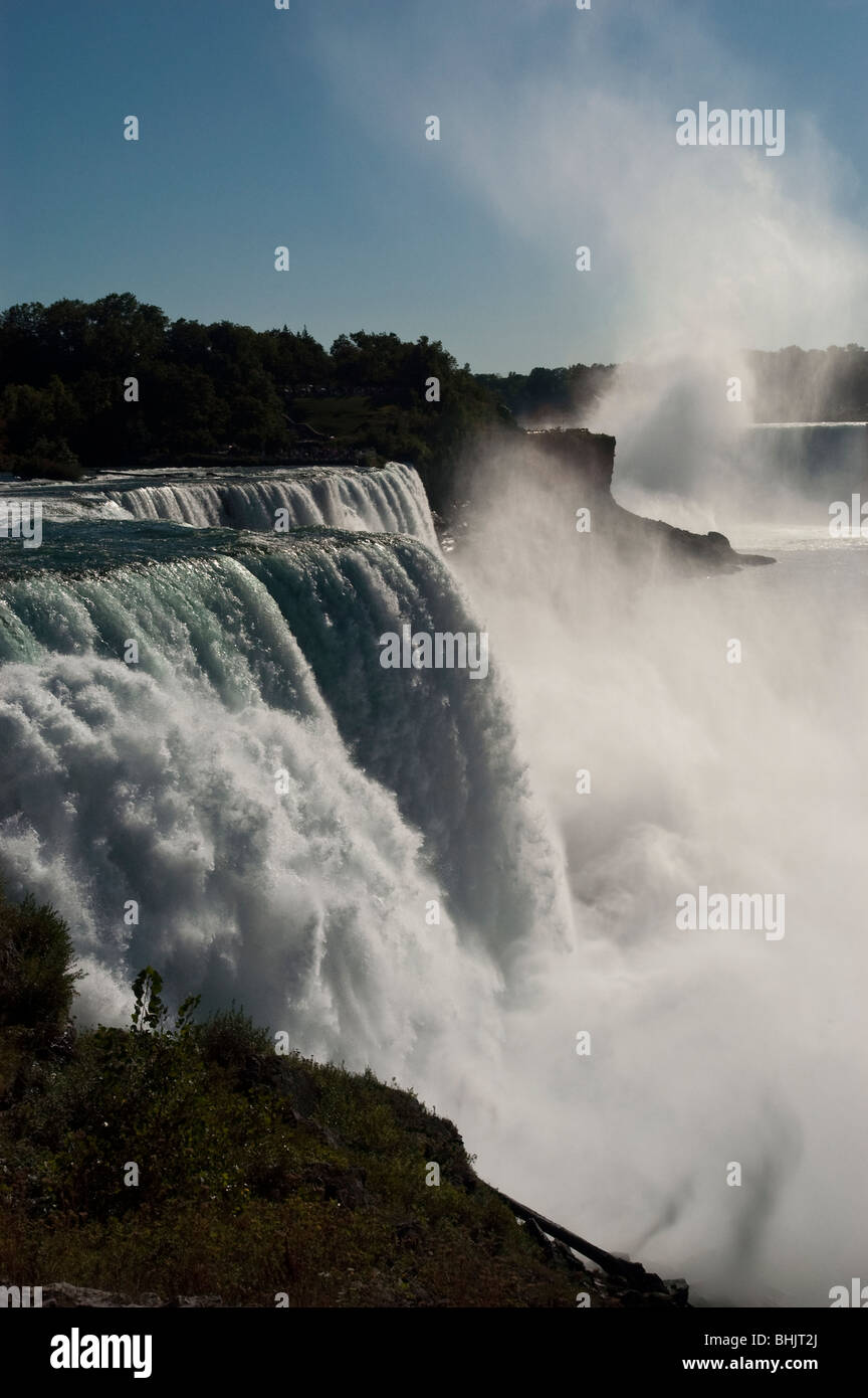 American Falls und Horseshoe Falls im Hintergrund, Niagara Falls State Park, NY, USA Stockfoto