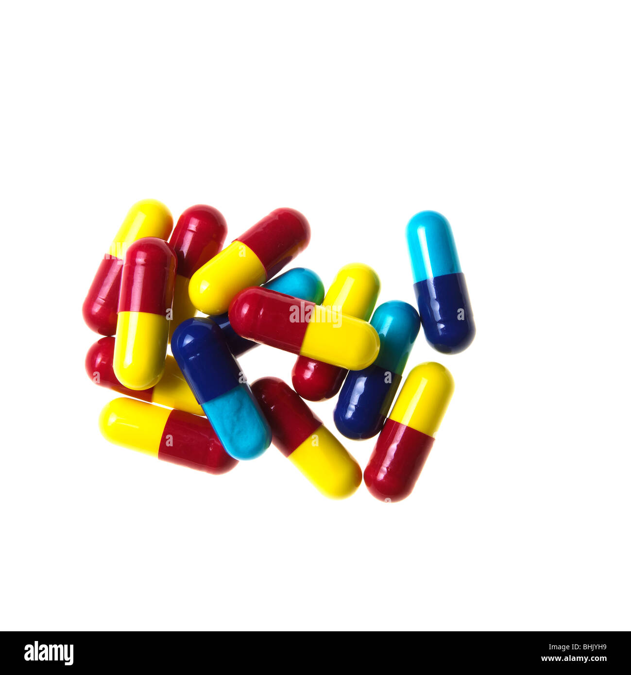 blaue, rote und gelbe Grippe Kapseln auf weißem Hintergrund Stockfoto