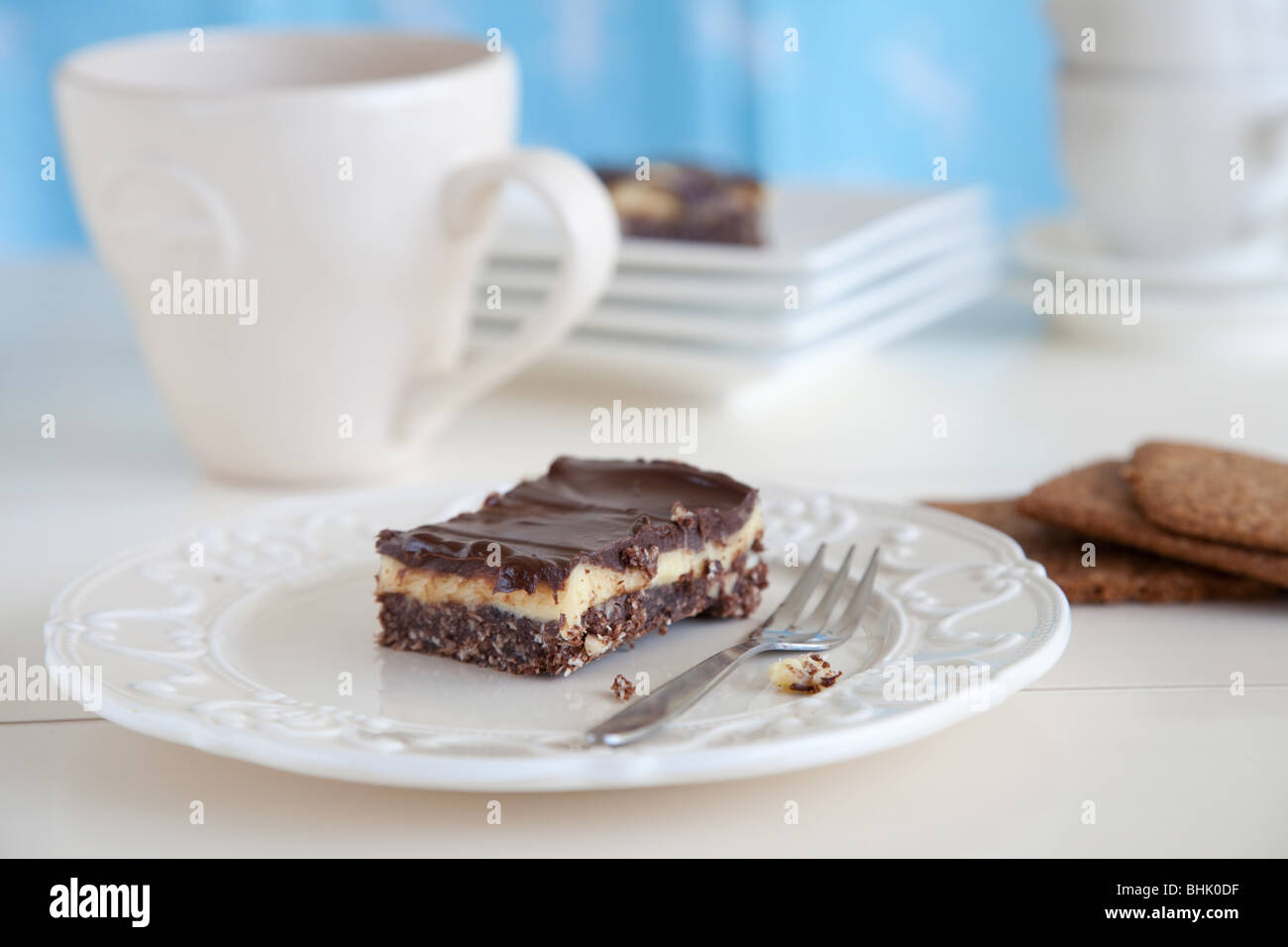 Köstliche Schokolade mit Vanillepudding und Kokosnuss Stockfoto