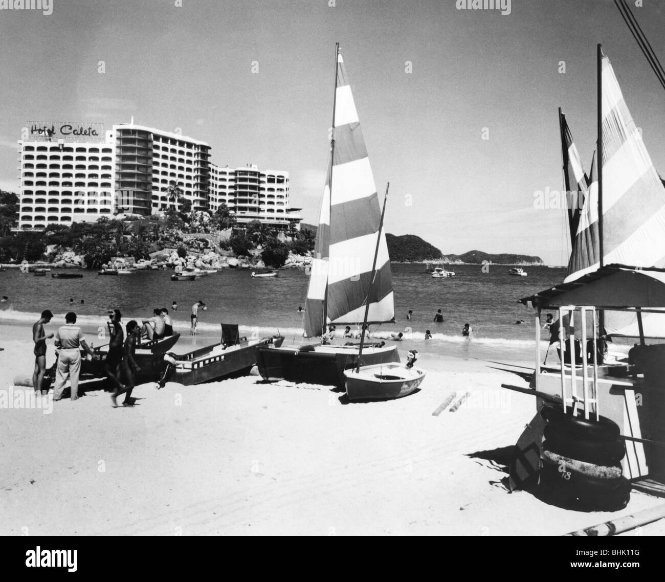 Geographie/Reise, Mexiko, Acapulco, Strände, Menschen und Boote am Strand, 1960er Jahre, Stockfoto